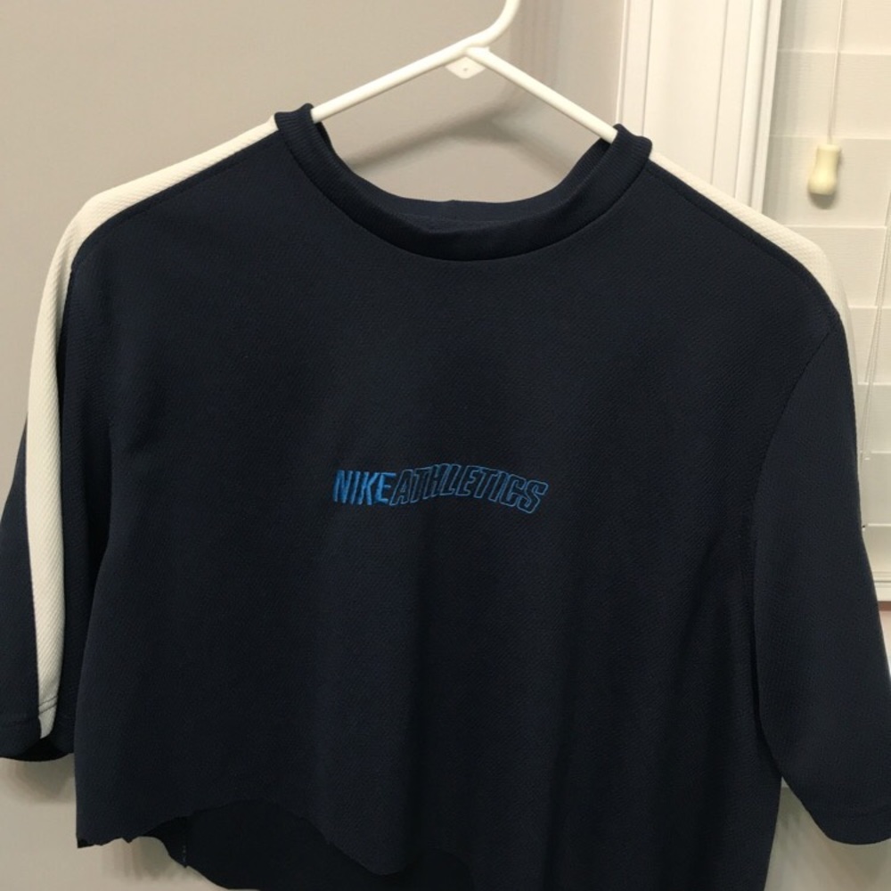 Cropped Nike Athletics tee